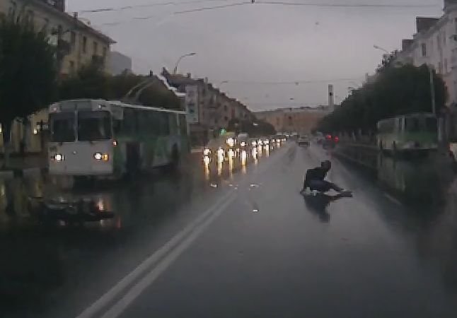 Рязанец упал с мотоцикла и проскользил по асфальту (видео)