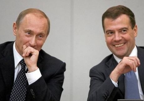 Путин почти в три раза увеличил зарплату себе и Медведеву