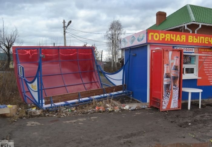 В Рязанской области ветер опрокинул автобусную остановку
