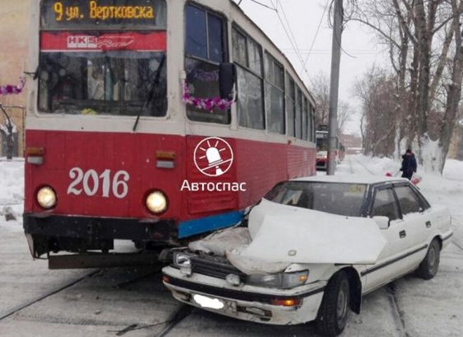 Трамвай с номером 2016 изуродовал иномарку в Новосибирске