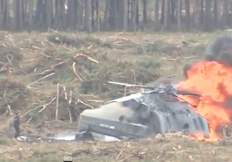 Выживший пилот сам выбрался из горящего вертолета (видео)
