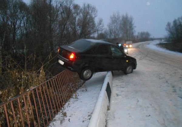 В Рязанской области автомобиль повис на перилах моста