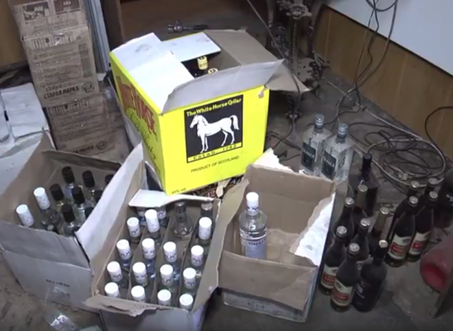 Полицейские пресекли сбыт поддельной алкогольной продукции на окраине Рязани
