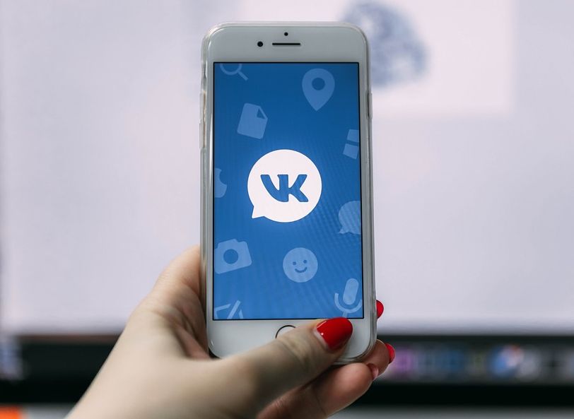 Артемий Лебедев показал варианты логотипа «ВКонтакте», разработанные в 2011 году