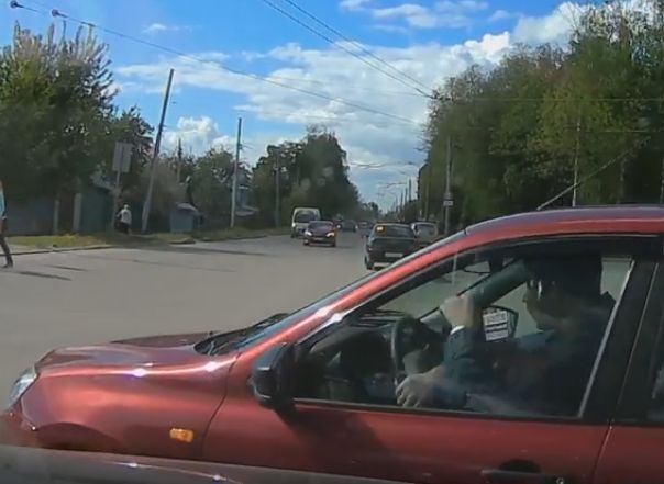 Водитель «Лады Гранты» едва не устроил ДТП на улице Островcкого (видео)