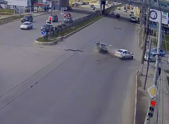 Столкновение трех автомобилей на Московском шоссе попало на видео