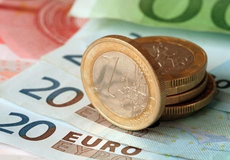 Курс евро впервые за год упал ниже 68 рублей