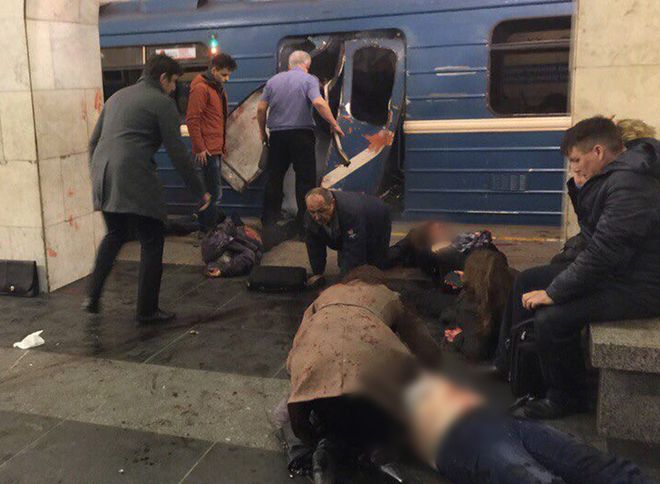 Не менее 10 человек погибли при взрывах в метро в Санкт-Петербурге