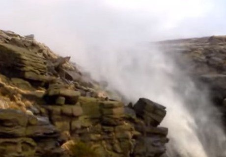 В Англии штормовой ветер развернул водопад (видео)