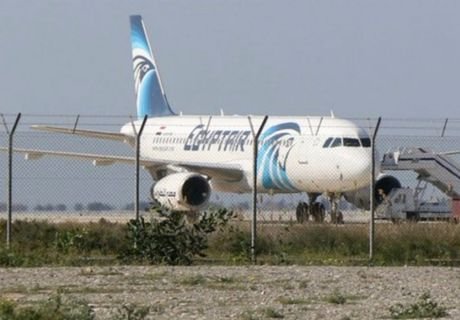 Угонщик самолета проходит систему безопасности в Египте (видео)