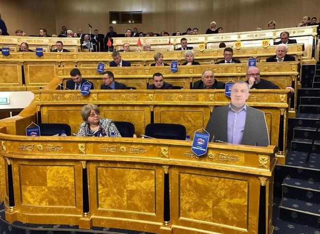 «Картонный депутат» принял участие в заседании парламента Ленобласти