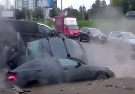 В Самаре две машины упали в яму с кипятком (видео)