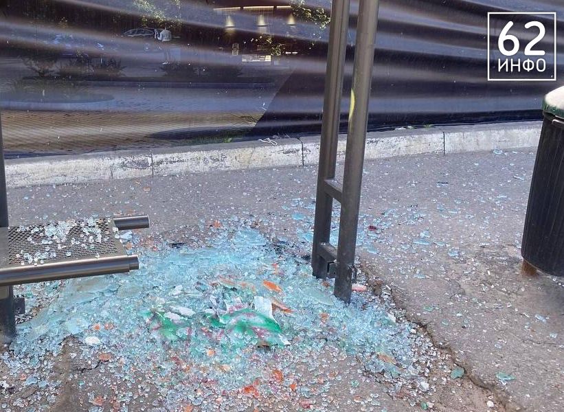 Пьяные подростки разбили остановку возле Центрального рынка