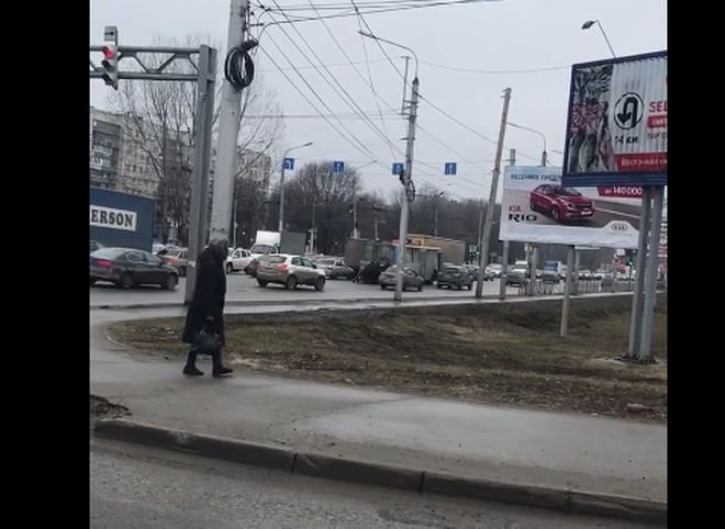 Видео: в Рязани пассажиры толкают троллейбус