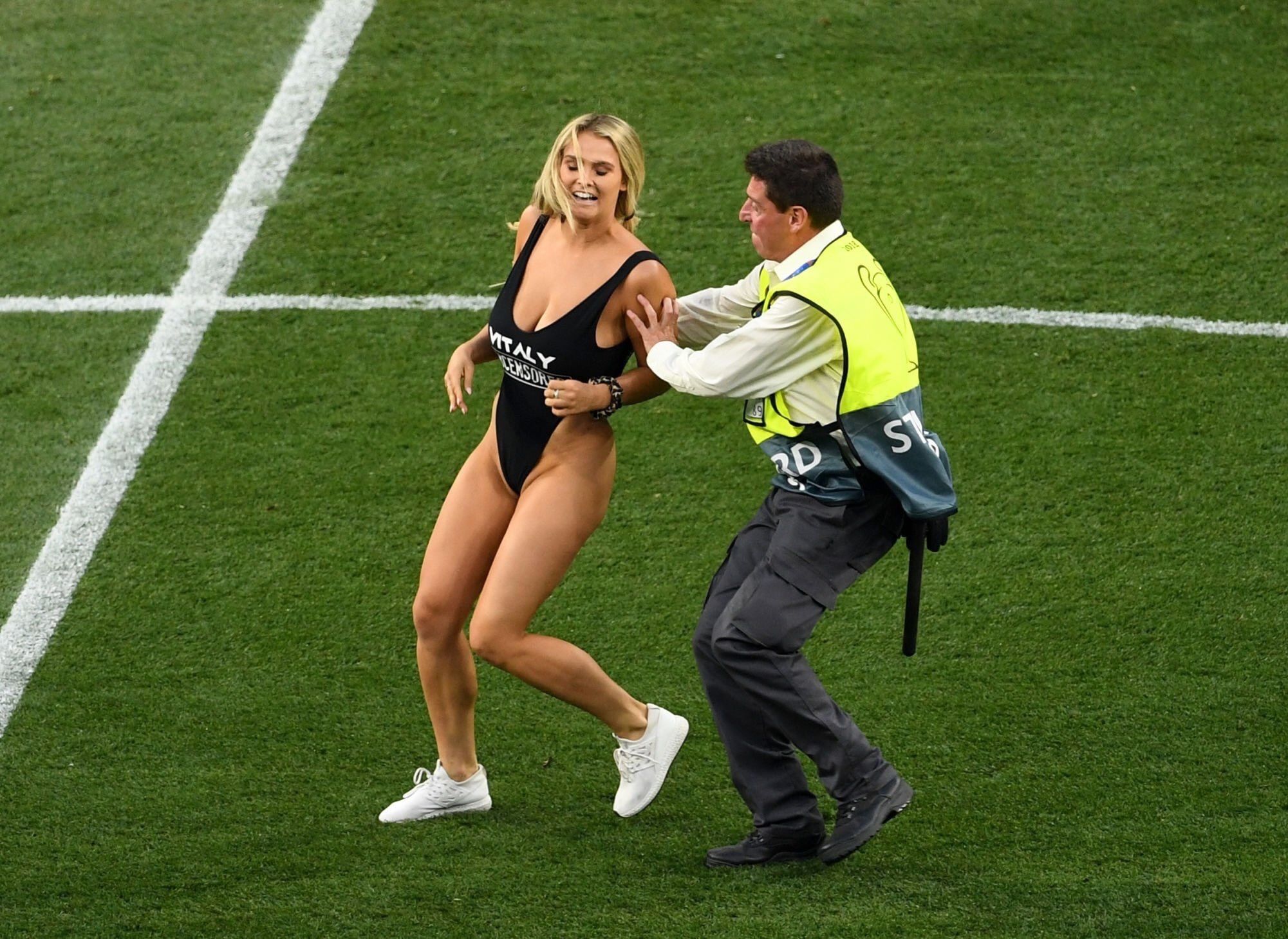 Девушка перед камерой согласилась порезвиться с футболистом