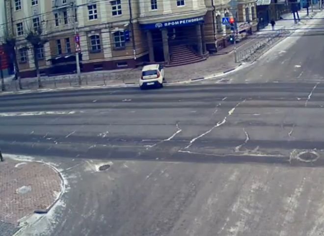 Видео: в центре Рязани машина выкатывается на тротуар