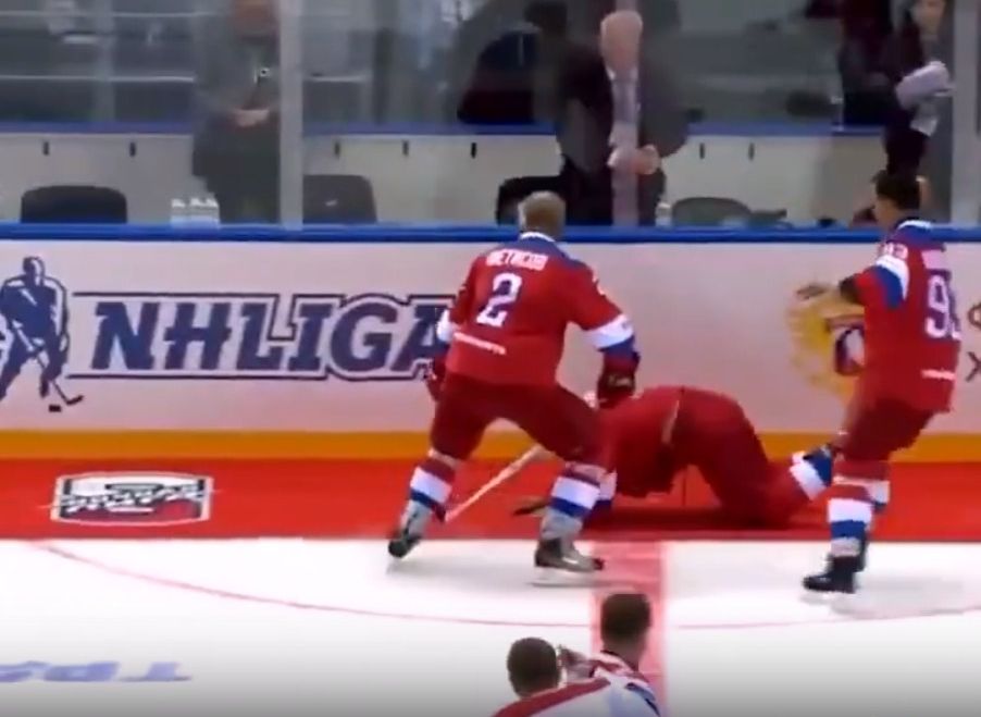 Путин рухнул на ковер, приветствуя зрителей хоккейного матча (видео)