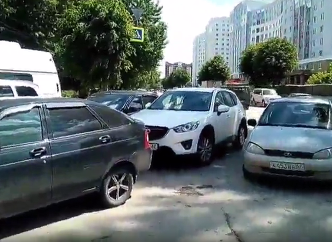Видео: на перекрестке Кудрявцева и Чапаева образовалась стихийная парковка