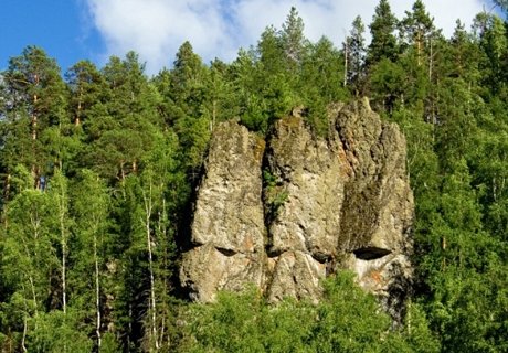 Двух взрослых и девочку ищут в горах в Свердловской области