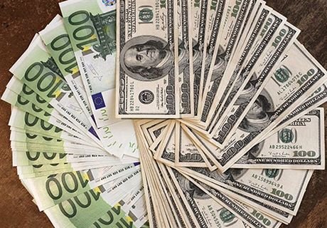 Официальный курс евро на среду снизился на 1,62 рубля
