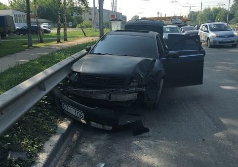 В Рязани автомобиль Audi врезался в ограждение