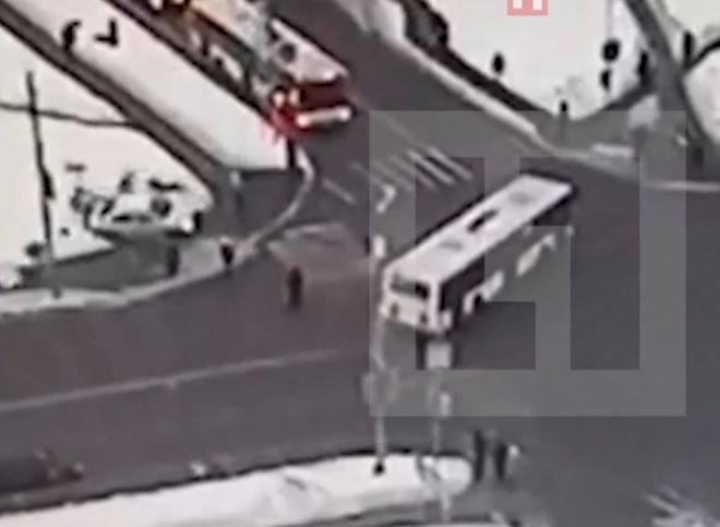 В Москве иномарка врезалась в толпу пешеходов на тротуаре (видео)