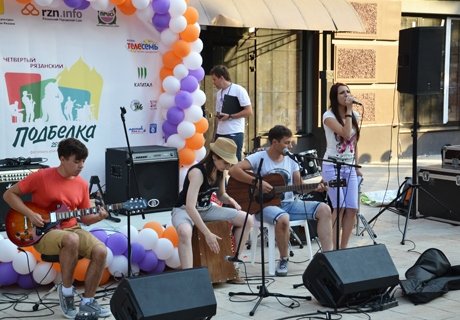 День города начали фестивалем уличных музыкантов