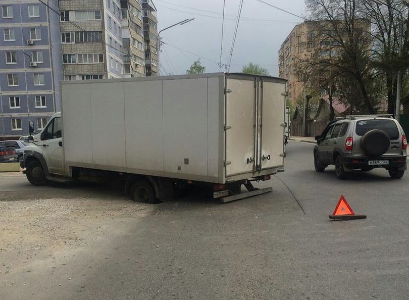 На улице Новой грузовик провалился в асфальт (видео)