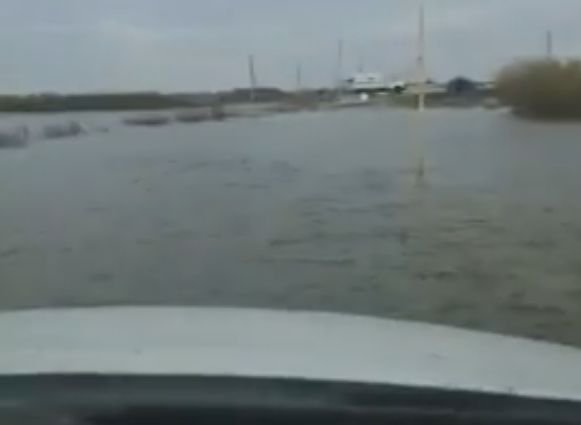 Видео: рязанцы «плывут» на автомобиле по затопленной трассе