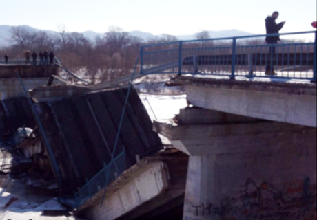 Большегруз обрушил мост в Приморье (видео)