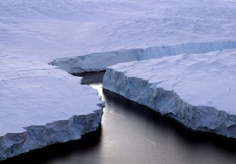 В Хабаровском крае 40 человек унесло на льдине в море