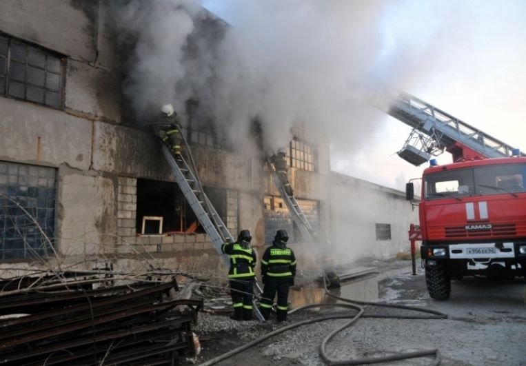 МЧС опубликовало фотоотчет о тушении пожара на Куйбышевке