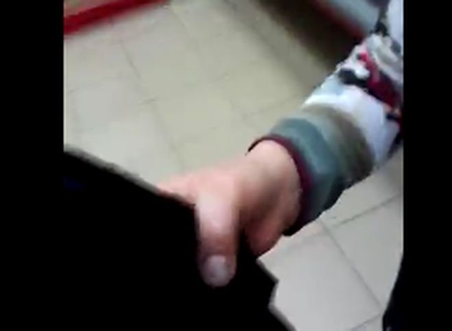 Видео: сотрудники рязанского магазина обвиняют покупателя в краже