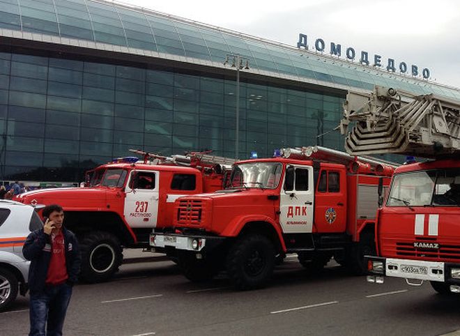 У аэропорта Домодедово пожарный автомобиль сбил людей, есть погибшие