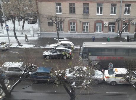 На улице Дзержинского четыре автомобиля столкнулись «паровозиком»