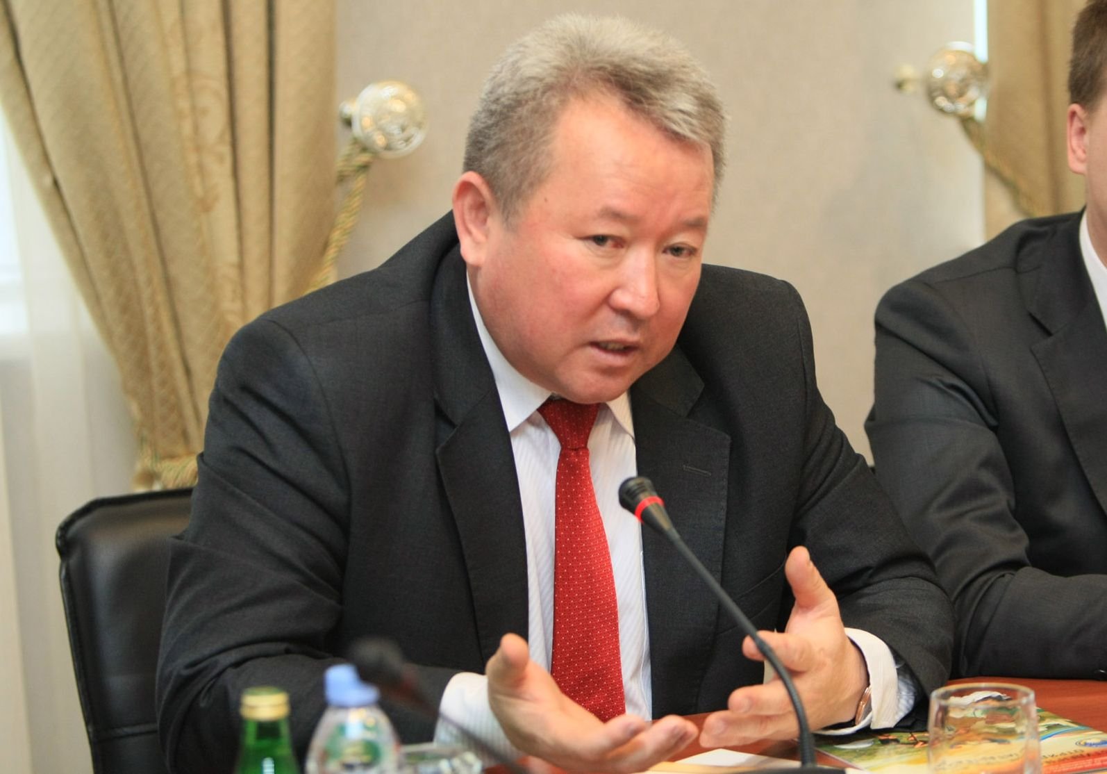 Министр образования Киргизии получил «тройку» за диктант
