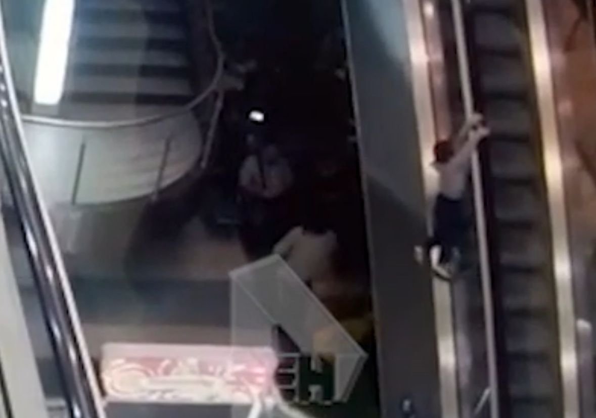 Ребенок упал с перил эскалатора в Домодедово (видео)