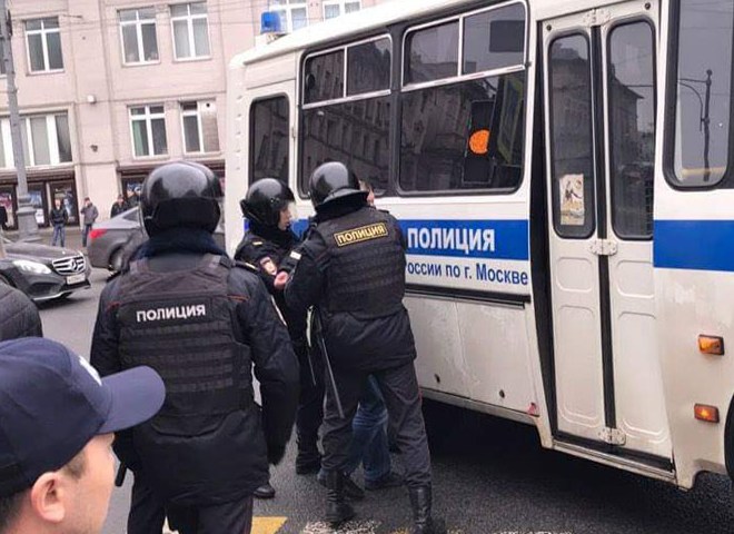 В Москве задержали около 40 участников прогулки оппозиции (видео)
