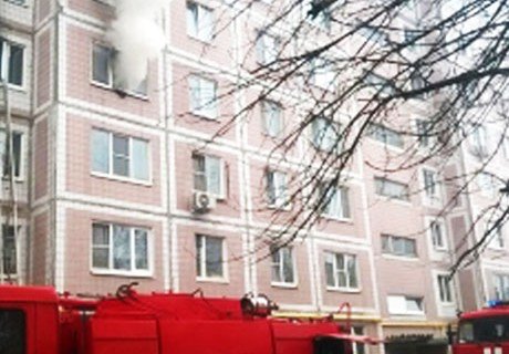 На ул. Новоселов в Рязани из горящей квартиры спасли детей