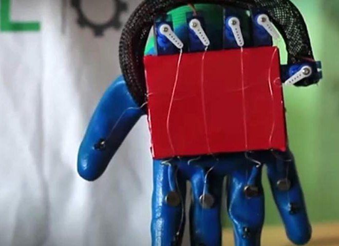 Студент из Гомеля создал перчатки-роботы для восстановления от инсульта (видео)