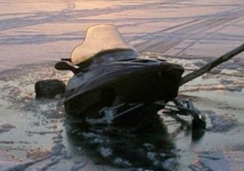 Шиловские рыбаки провалились под лед на снегоходах