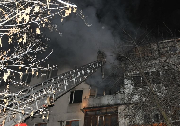 На улице Чкалова произошел пожар — двое пострадали