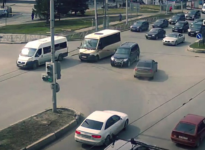 На Московском шоссе столкнулись Chevrolet и внедорожник (видео)