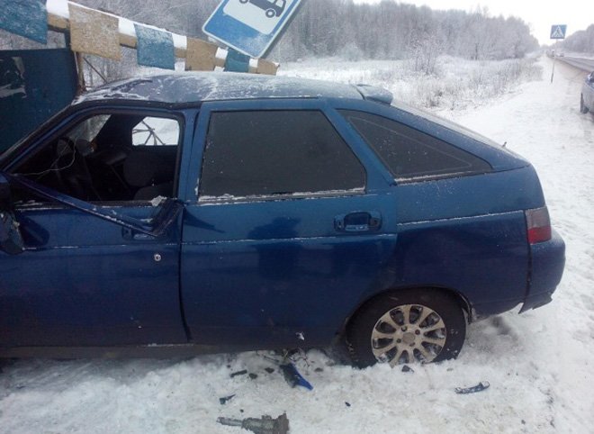 В результате наезда на остановку в Старожиловском районе пострадал водитель «двенадцатой»