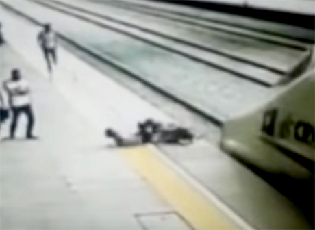 В КНР мужчина спас бросившуюся под поезд девушку