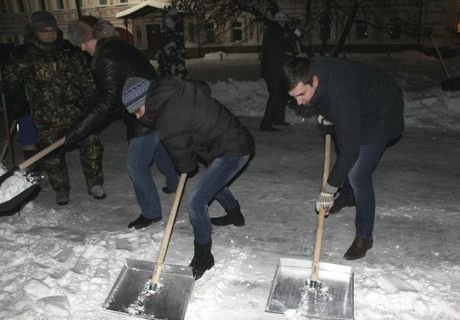 Мэр Рязани очистил сквер на Соборной от снега