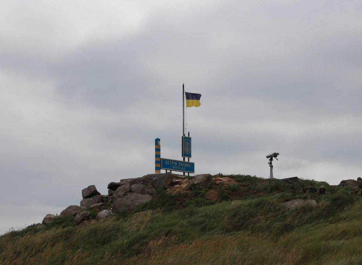 На острове Змеиный установлен украинский флаг