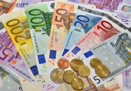 Курс евро вырос до 76,97 рубля