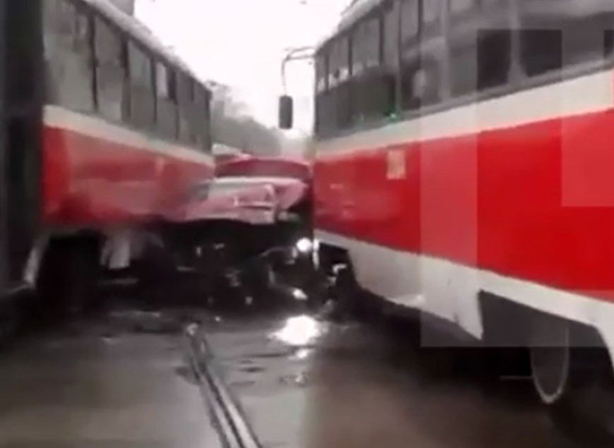 В Москве Audi зажало между двумя трамваями (видео)