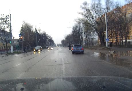 В Рязани пешеход чудом увернулся от автомобиля (видео)